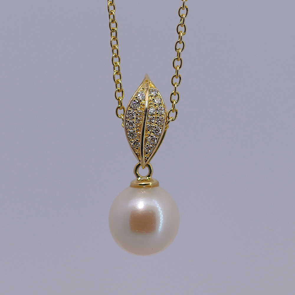 18K Gold Pendant with Stone and Pearl