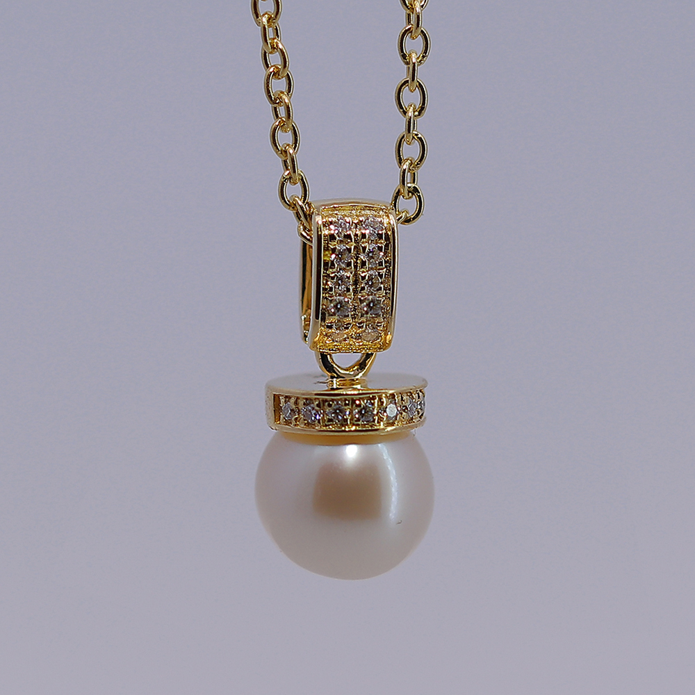 18K Gold Pendant with Stone and Pearl