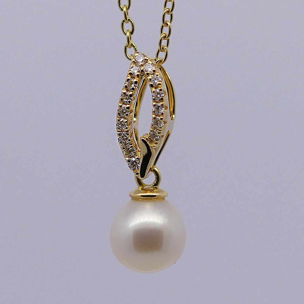 18K Gold Pendant with Stone and Pearl