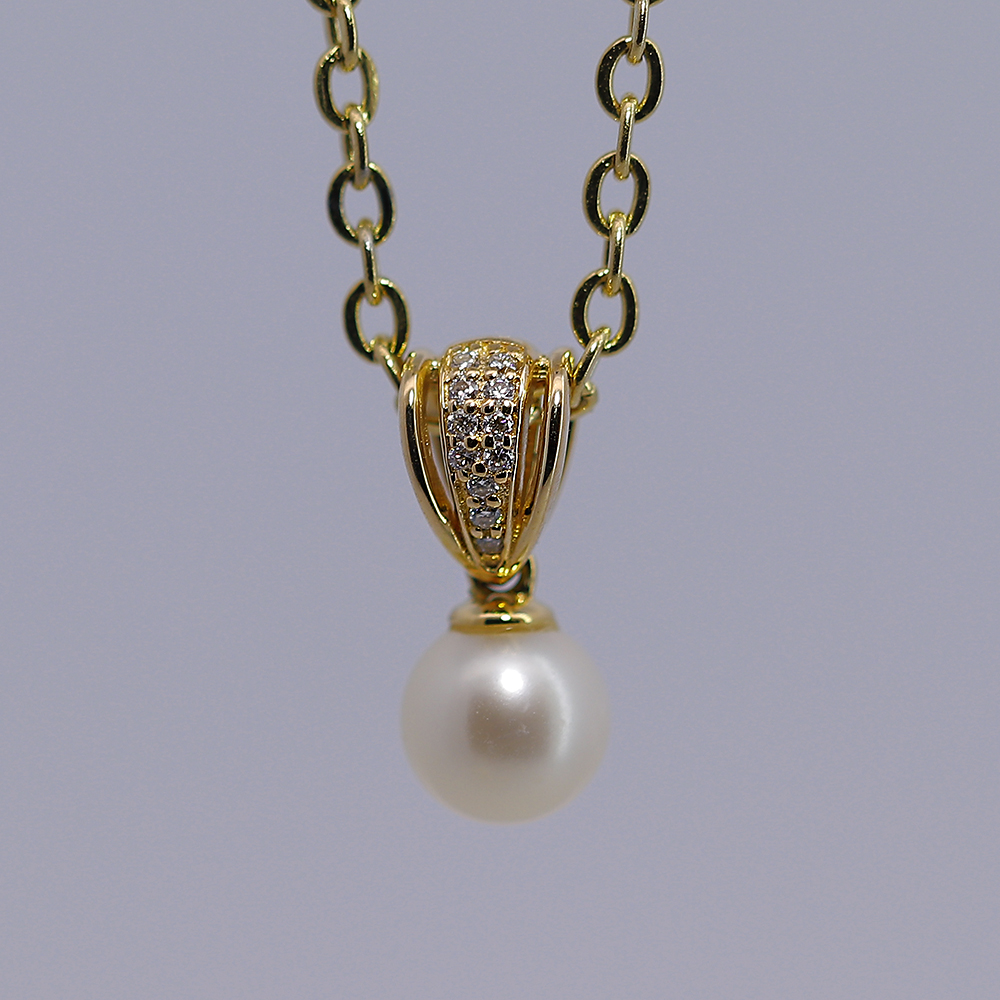 18K Gold Pendant with Stone and Pearl