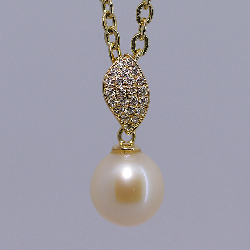 18K Gold Pendant with Stone and Pearl