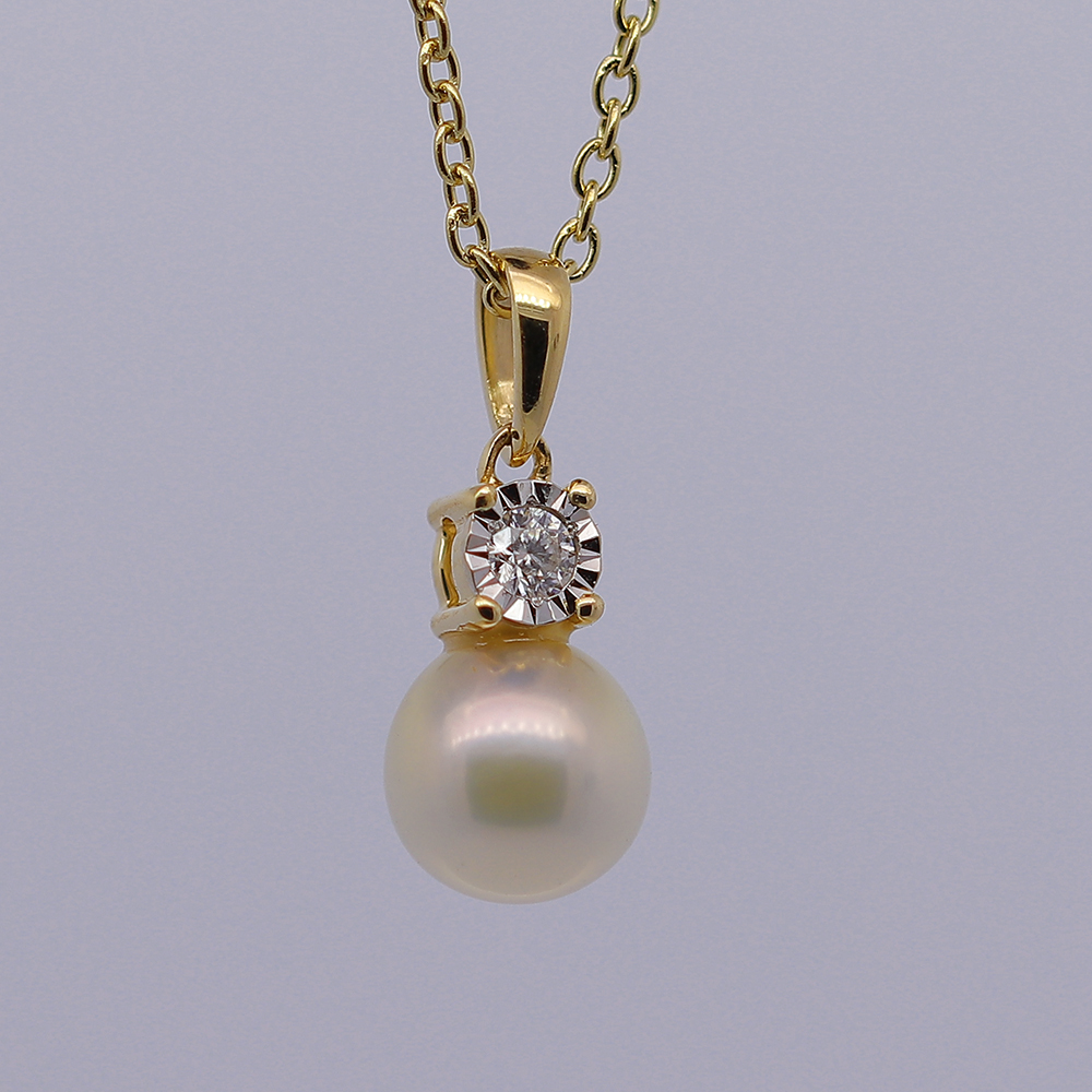 18K Gold Pendant with Stone and Pearl