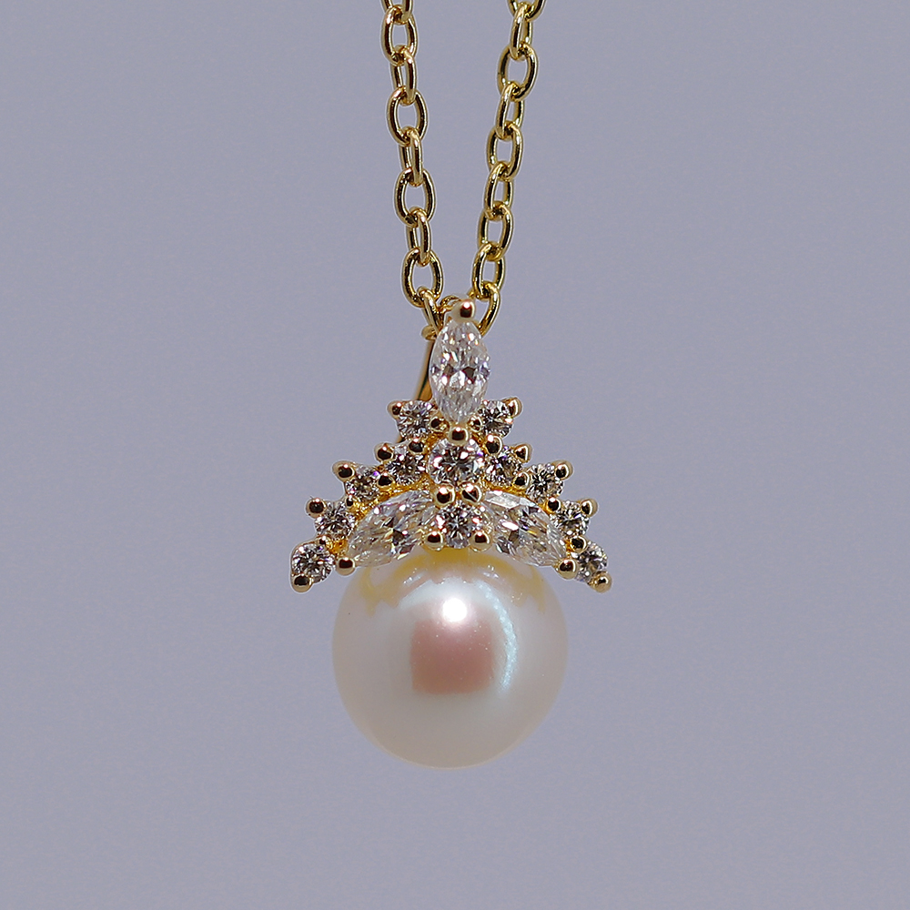 18K Gold Pendant with Stone and Pearl